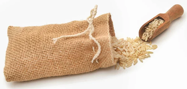 Çuvalda pişmemiş kahverengi pirinç.