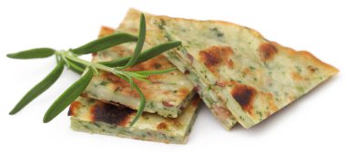 Beyaz arka planda biberiyeli naan ekmeği