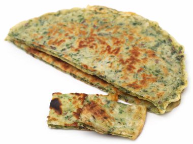 Beyaz zemin üzerinde biberiye ve undan yapılmış naan ekmeği