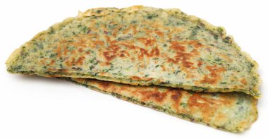 Beyaz zemin üzerinde biberiye ve undan yapılmış naan ekmeği