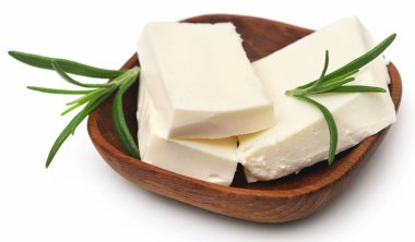 Beyaz arka planda peynirli biberiye