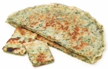 Beyaz arka planda biberiyeli naan ekmeği