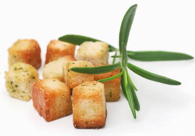 Beyaz arka planda biberiyeli kurabiyeler