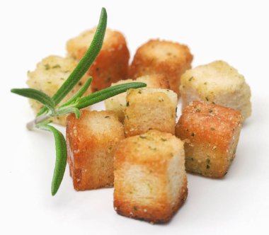 Beyaz arka planda biberiyeli kurabiyeler