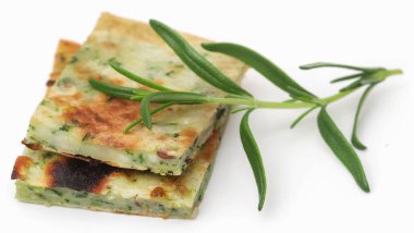 Beyaz arka planda biberiyeli naan ekmeği