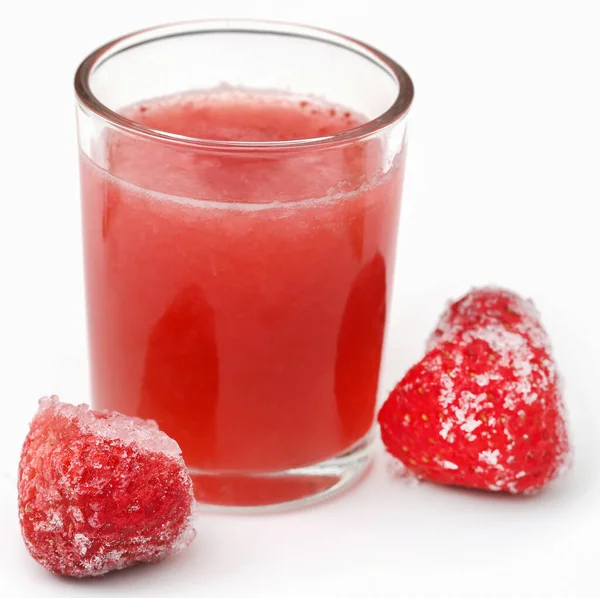 草莓汁加冰水果的杯子 — 图库照片