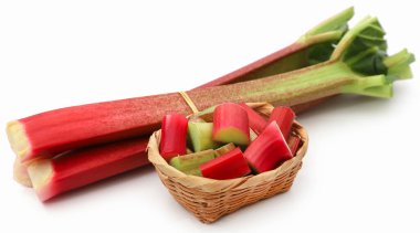 Beyaz arka planda taze ravent.