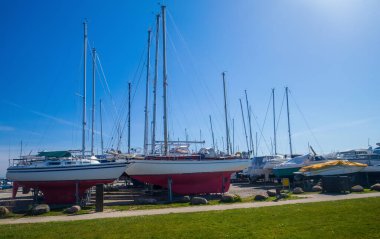Güneşli bir günde Danimarka Dragor Kalesi 'nin önündeki tersane