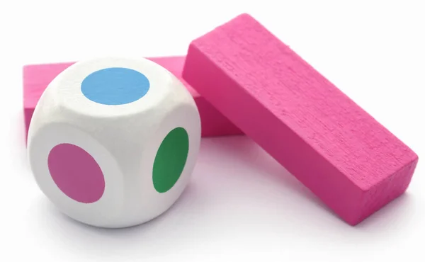 Beyaz Arka Plan Üzerinde Renkli Ahşap Blokların Jenga Oyunu — Stok fotoğraf