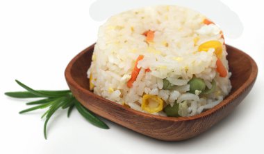 Beyaz arka planda biberiyeli kızarmış pirinç.