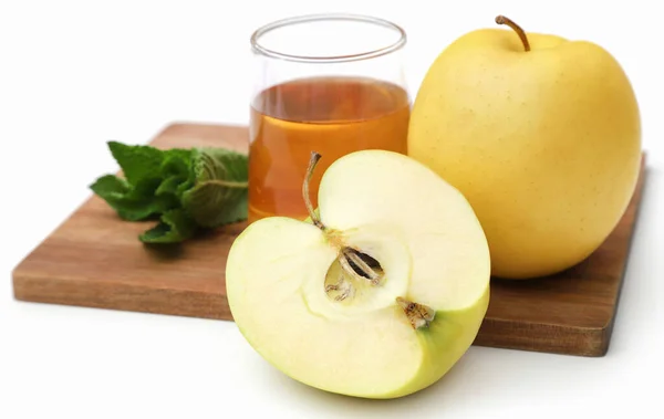 苹果酸醋与新鲜水果和薄荷叶 — 图库照片