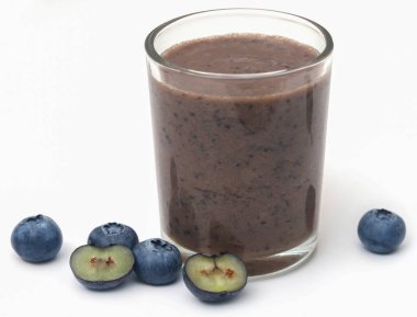 Beyaz arka planda taze yaban mersini ve meyve suyu.