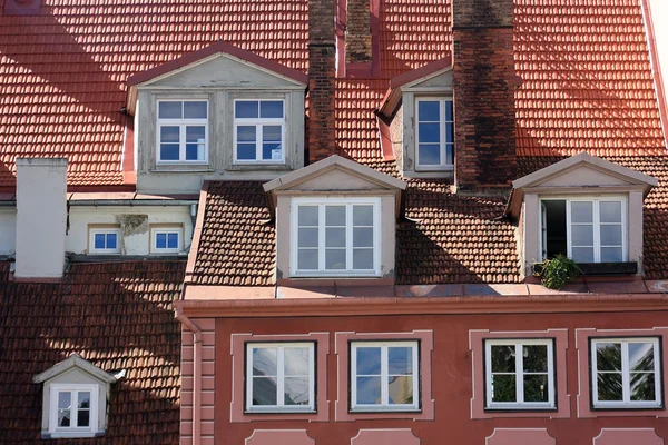 Facciata e tetto della vecchia casa nella città Riga, Lettonia — Foto Stock