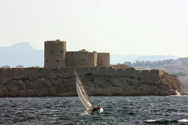 Sport segelbåt i viken nära Marseille, Frankrike — Stockfoto