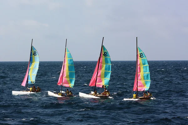 Veleros deportivos en la bahía cerca de Marsella, Francia — Foto de Stock