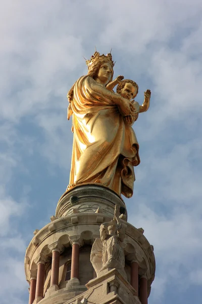 A estátua da Virgem Maria com criança no topo da Notre Dame de la Garde — Fotografia de Stock