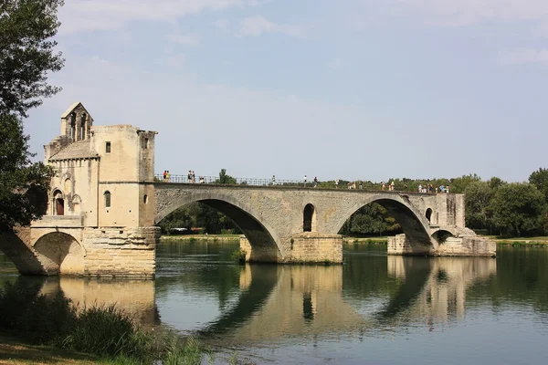 Veduta sul fiume Renania a nord-est con il Pont Saint-Bénezet o "Pont d'Avignon", Avignone, Francia — Foto Stock