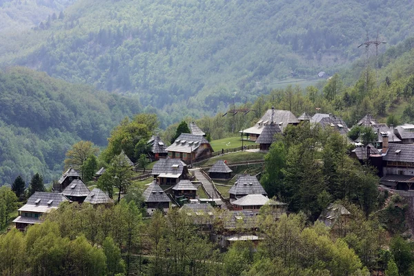 在塞尔维亚克拉山附近的 Drvengrad 村 (Kustendorf) — 图库照片