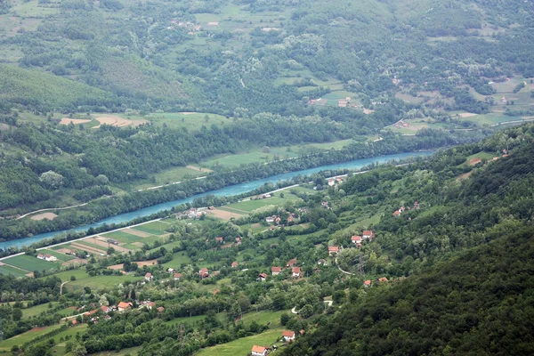 A drina folyó, amely formák többsége Bosznia-Hercegovina és Szerbia közötti határ. — Stock Fotó