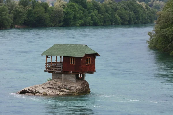 Bosna ve Hersek ile Sırbistan arasındaki sınır çoğunu oluşturur drina Nehri.