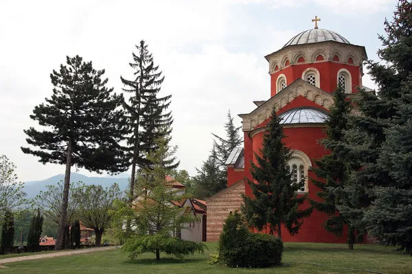 Vista sobre el monasterio serbio-ortodoxo del siglo XIII jalá cerca de Kraljevo, Serbia . — Foto de Stock