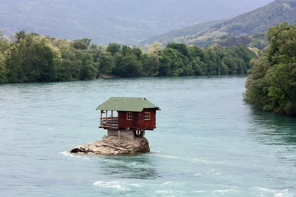 El río Drina, que forma la mayor parte de la frontera entre Bosnia y Herzegovina y Serbia . Imagen De Stock