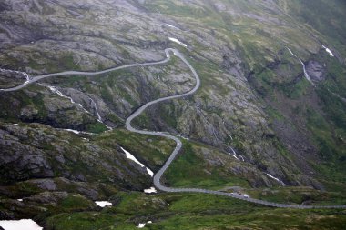 Yolun dağlarda bir görüntü. Norveç