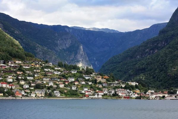 Geirangerfjord ve kıyısında küçük bir kasaba. Norveç — Stok fotoğraf