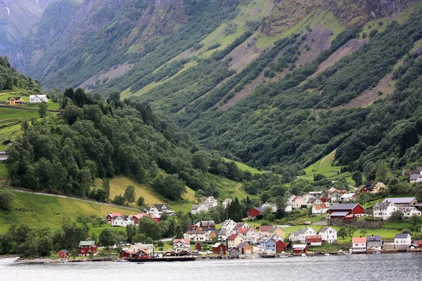 Geirangerfjord ve kıyısında küçük bir kasaba. Norveç — Stok fotoğraf