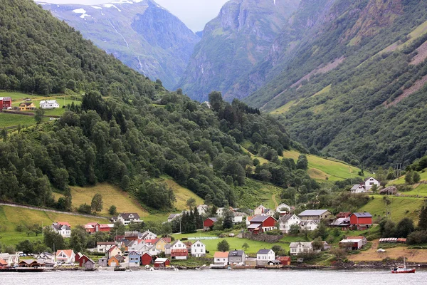 Geirangerfjord y pequeño pueblo en la costa. Países Bajos — Foto de Stock