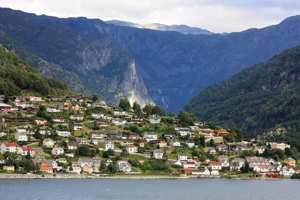 geirangerfjord ve kıyısında küçük bir kasaba. Norveç