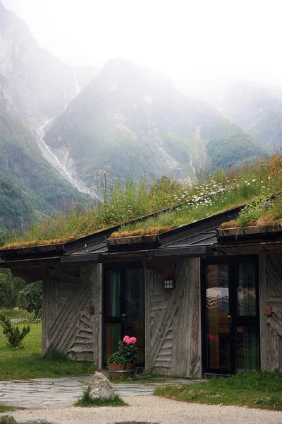 Hausa de madeira entre montanhas. Noruega — Fotografia de Stock