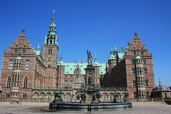 Fuente frente al Palacio Frederiksborg. Países Bajos — Foto de Stock