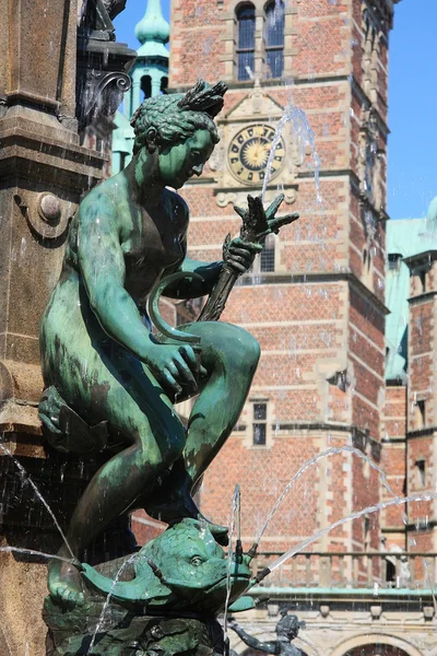Fountain front of Frederiksborg Palace. Denmark — Stock Photo, Image