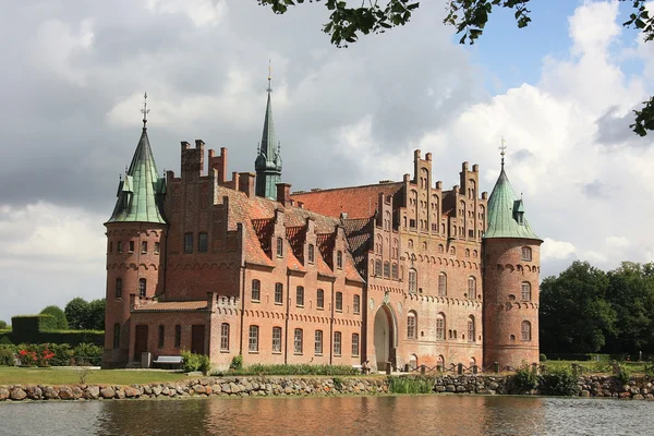 Egeskov slott i söderna av ön av Fyn, Danmark. — Stockfoto