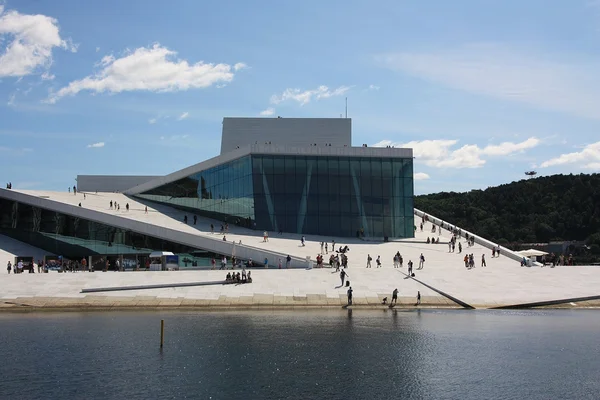O edifício da Ópera de Oslo. Noruega Fotos De Bancos De Imagens