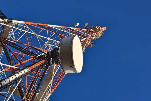 Mât de télécommunication avec liaison micro-ondes et émetteur TV . — Photo