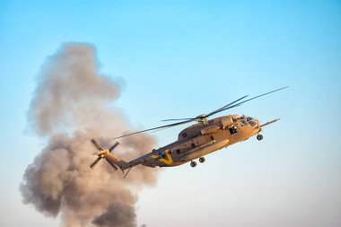 Kurtarma görevinde askeri helikopter var.
