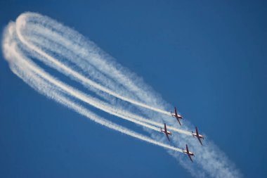 Pervaneli uçaklar İsrail 'in gökyüzünde uçuyor.