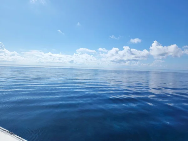 Τροπικό Μπλε Νερό Νερό Θέα Θάλασσα Νησιά Στον Κοραλλιογενή Ύφαλο — Φωτογραφία Αρχείου