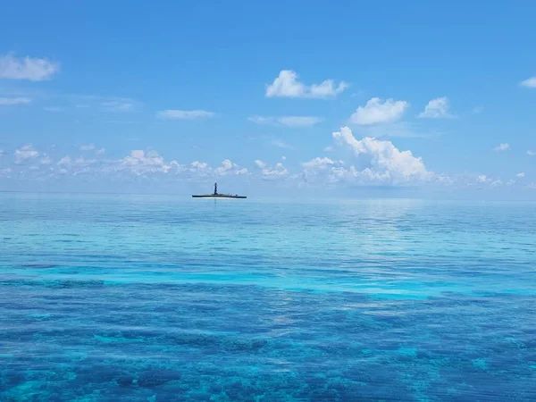 热带蓝水或海水俯瞰菲律宾珊瑚礁上的海岛 — 图库照片