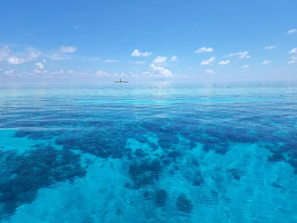 熱帯ブルーウォーターまたはウォータービューフィリピンのサンゴ礁の海の島々 — ストック写真