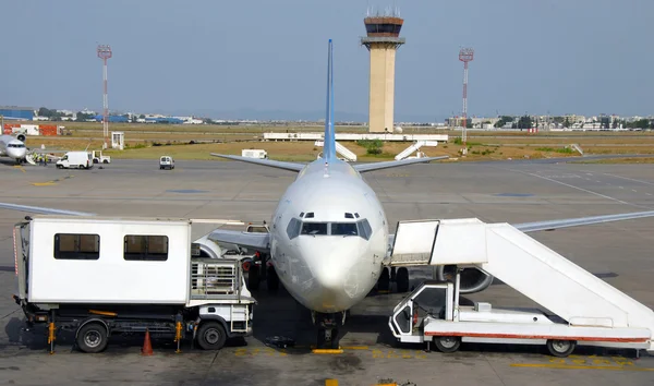 Vliegtuig op luchthaven — Stockfoto