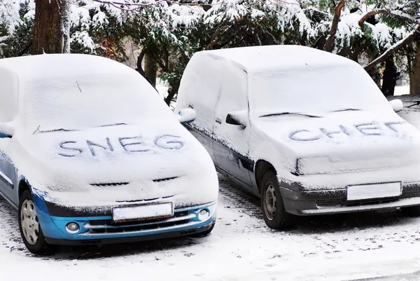 Schneebriefe auf Autos geschrieben — Stockfoto