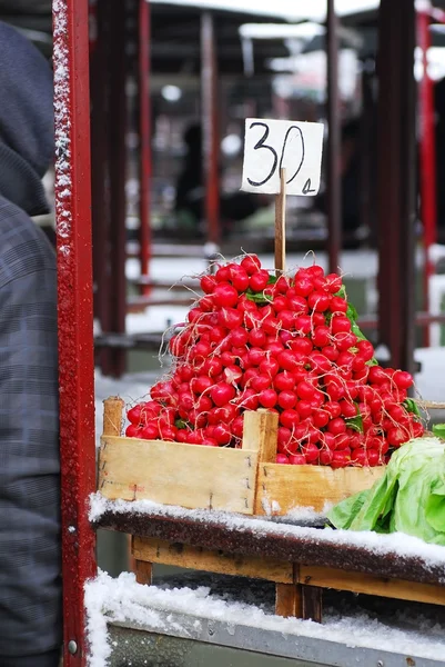 Haldy červené ředkvičky na trhu — Stock fotografie