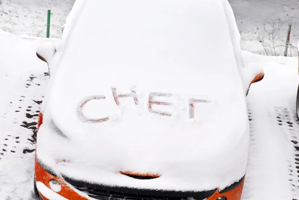 Śnieg litery napisane na samochód — Zdjęcie stockowe