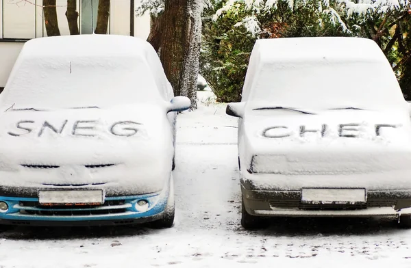 Sneeuw brieven geschreven op auto 's — Stockfoto