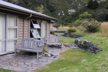 ev dış cephe arka bahçe sandalye