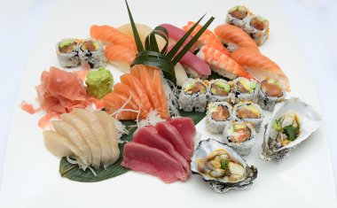 Japon suşi sashimi plakalı bir restoranda