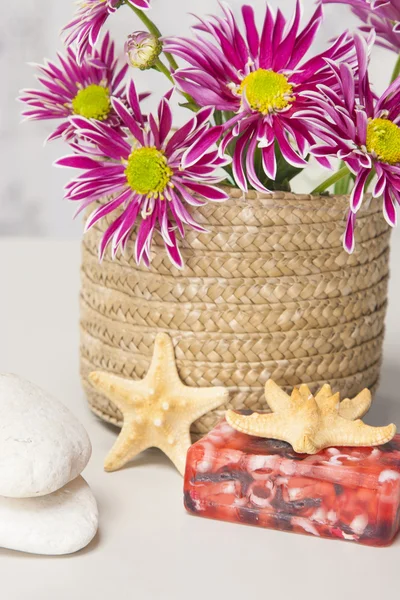 Ambiente de spa con jabones naturales y flores —  Fotos de Stock